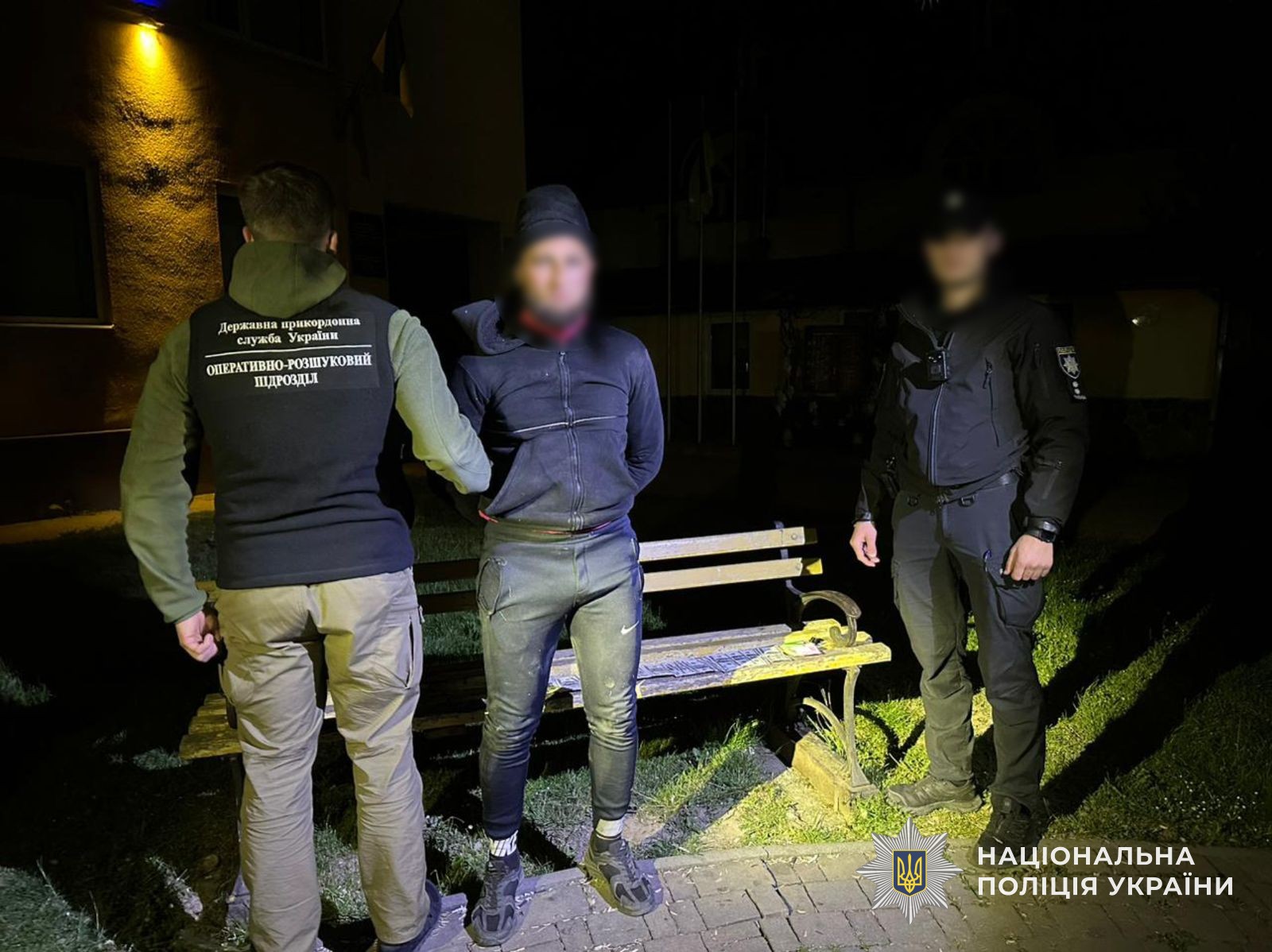 Поліцейський та оперативник ДПСУ поруч із затриманим фігурантом, підозрюваним у переправленні військовозобов'язаного через кордон