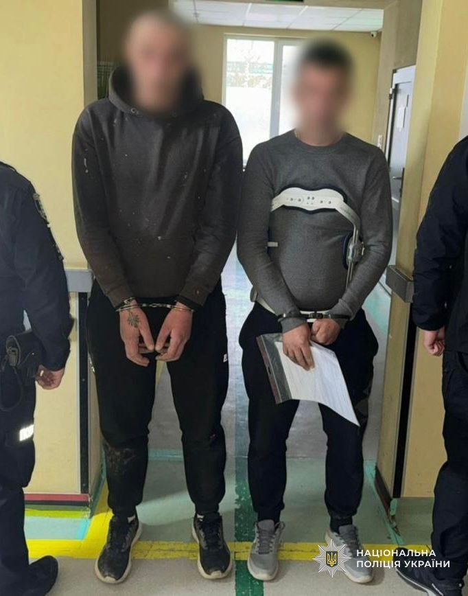 Двоє затриманих фігурантів, підозрюваних у причетності до переправлення осіб через кордон