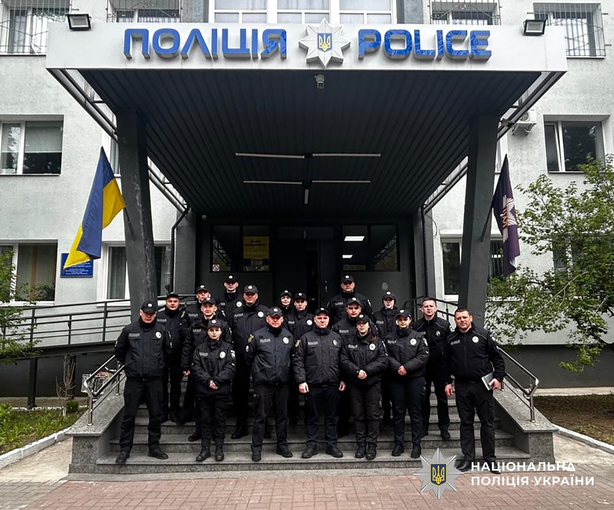 Група слухачів біля центрального входу до райуправління поліції