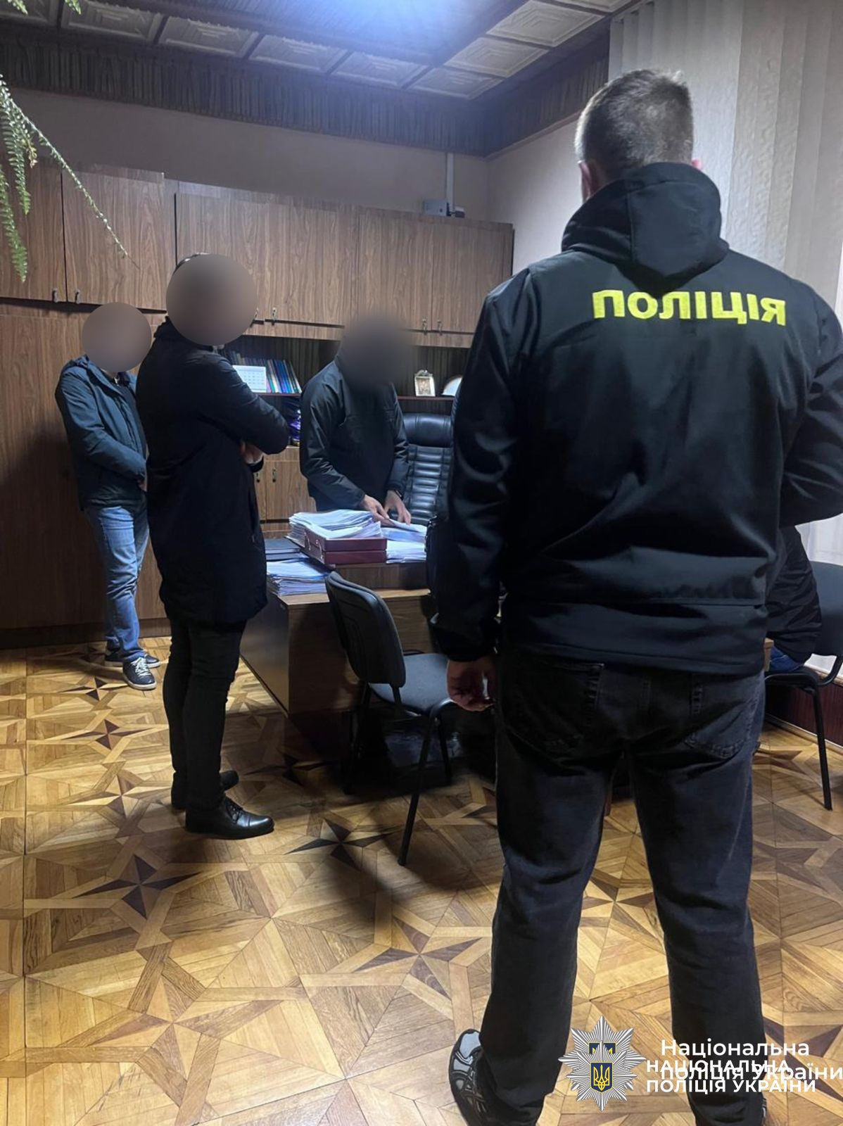 Поліцейський під час оголошення підозри