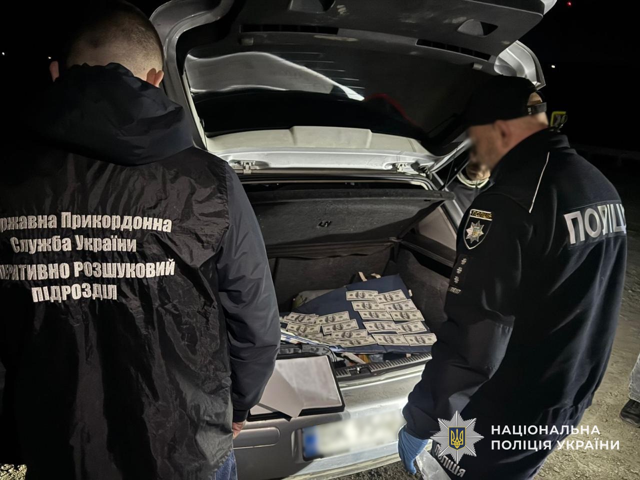 Готівка, розкладена у багажнику автомобіля, яку вилучили правоохоронці