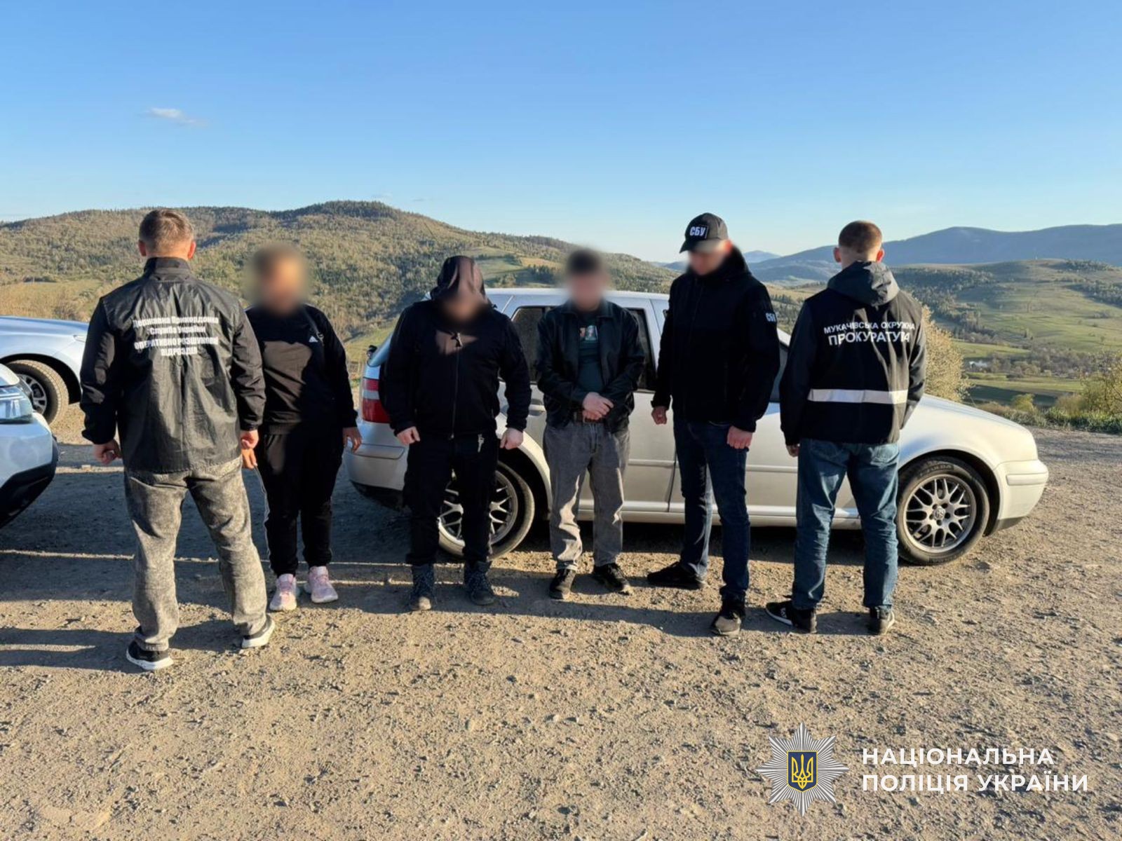 Правоохоронці та підозрюваний у переправленні через кордн разом із клієнтом