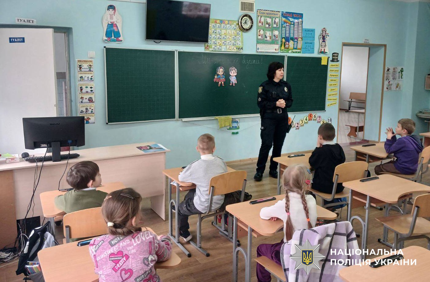 поліцейський проводить урок