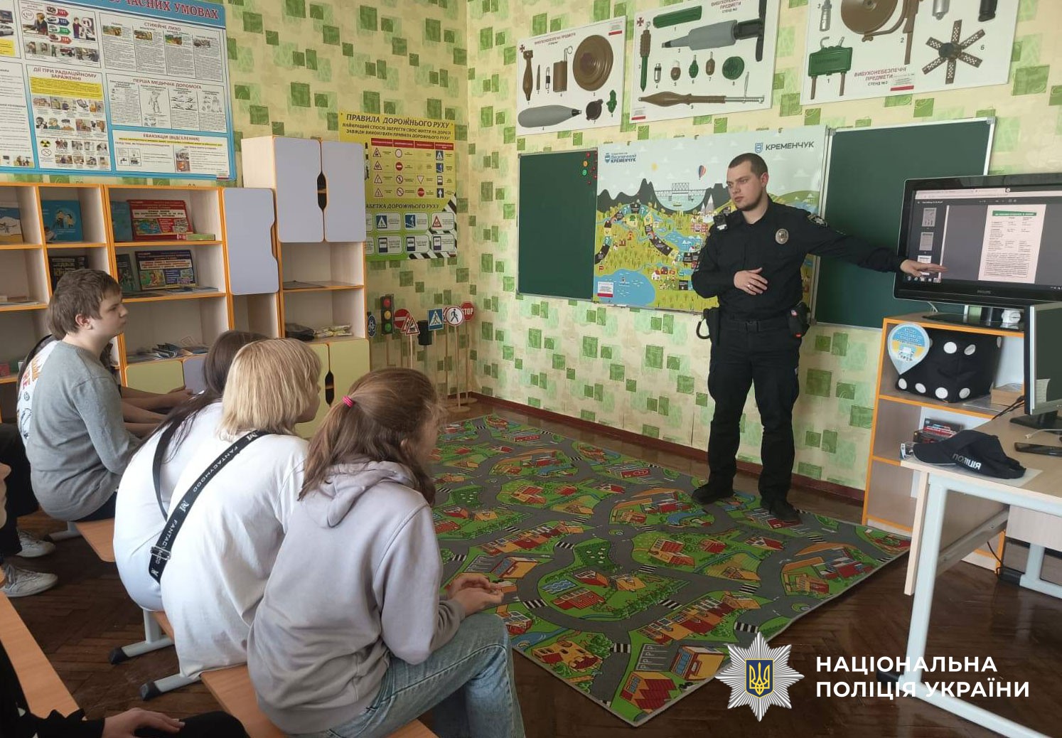 поліцейський проводить урок