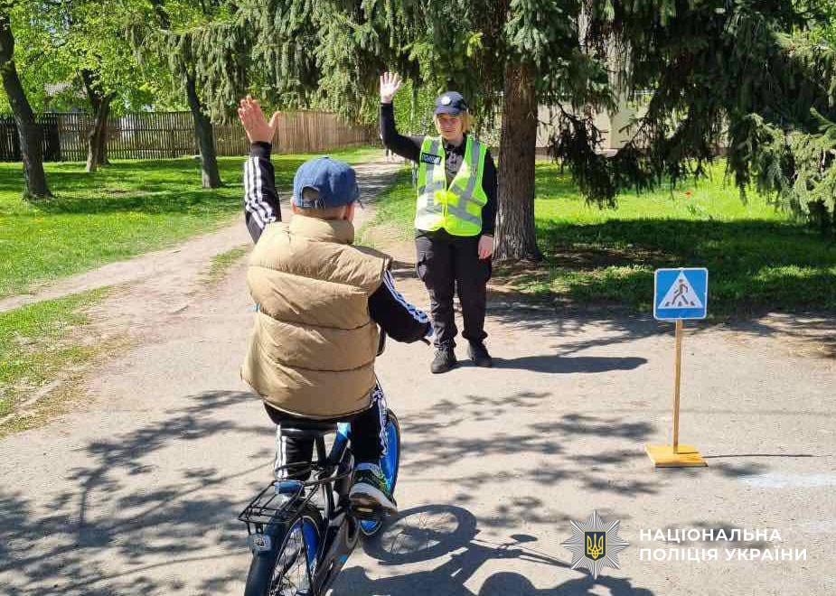 поліцейський проводить урок