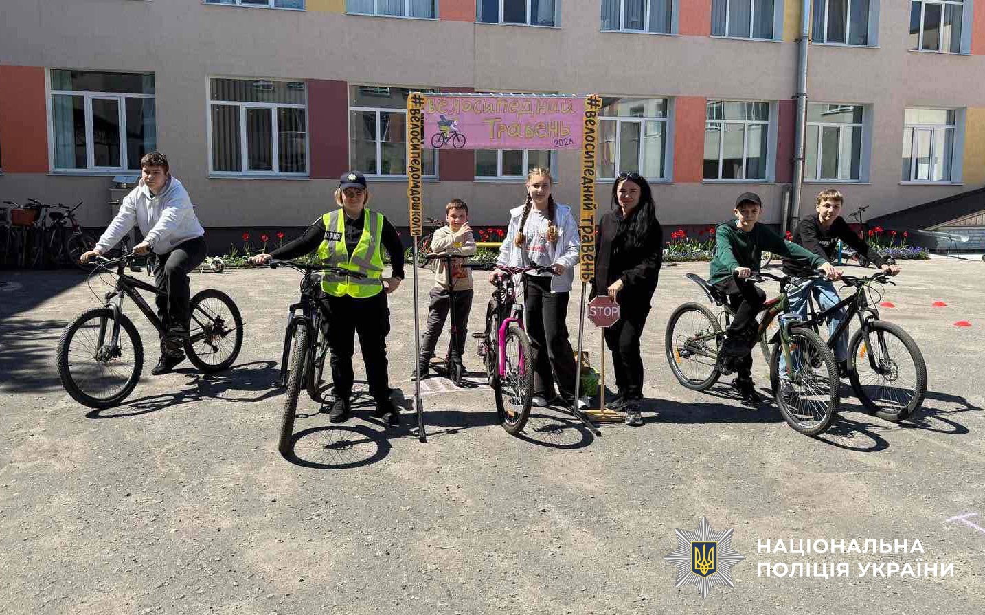 поліцейський проводить урок