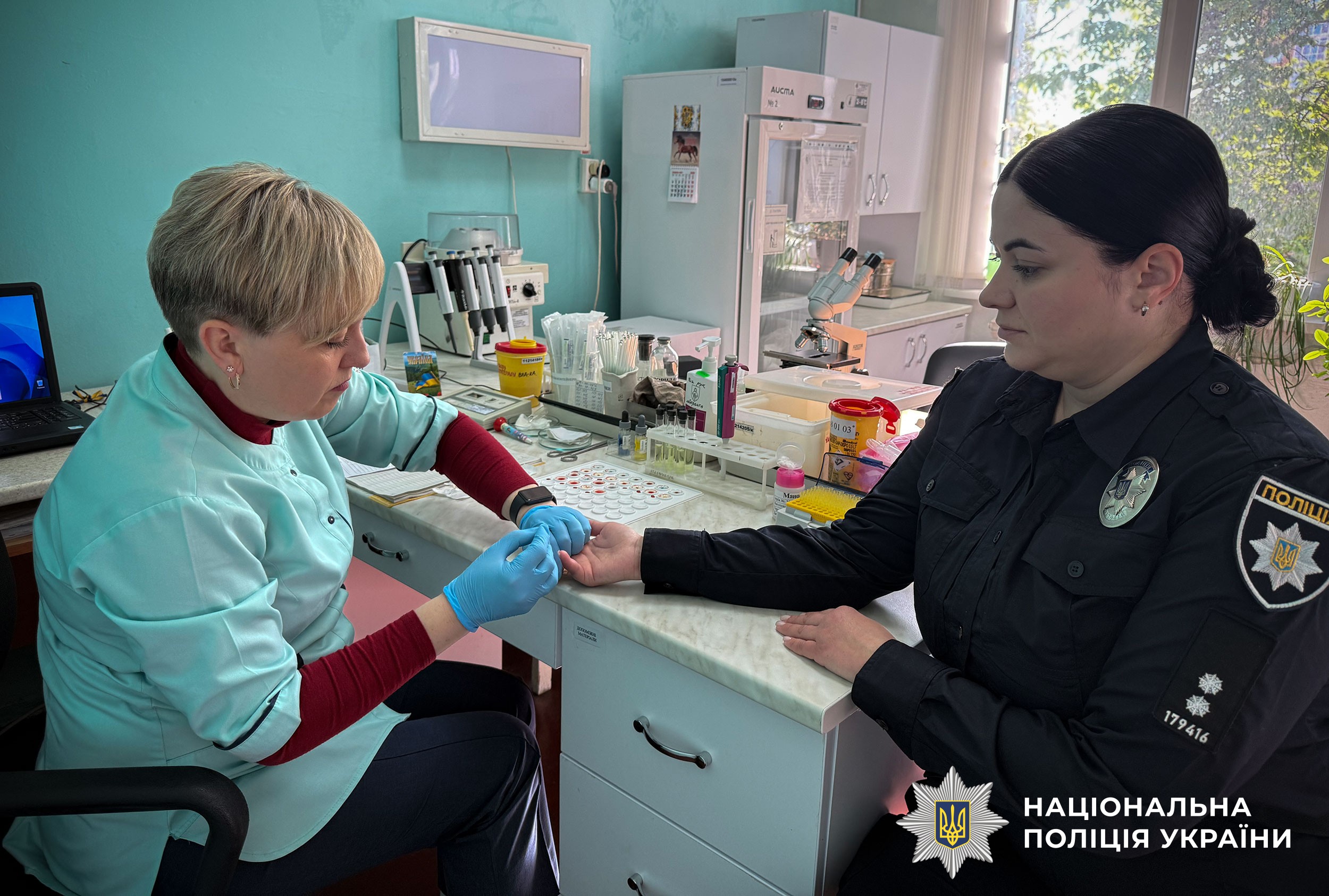 Поліцейські здпють кров для порятунку життів