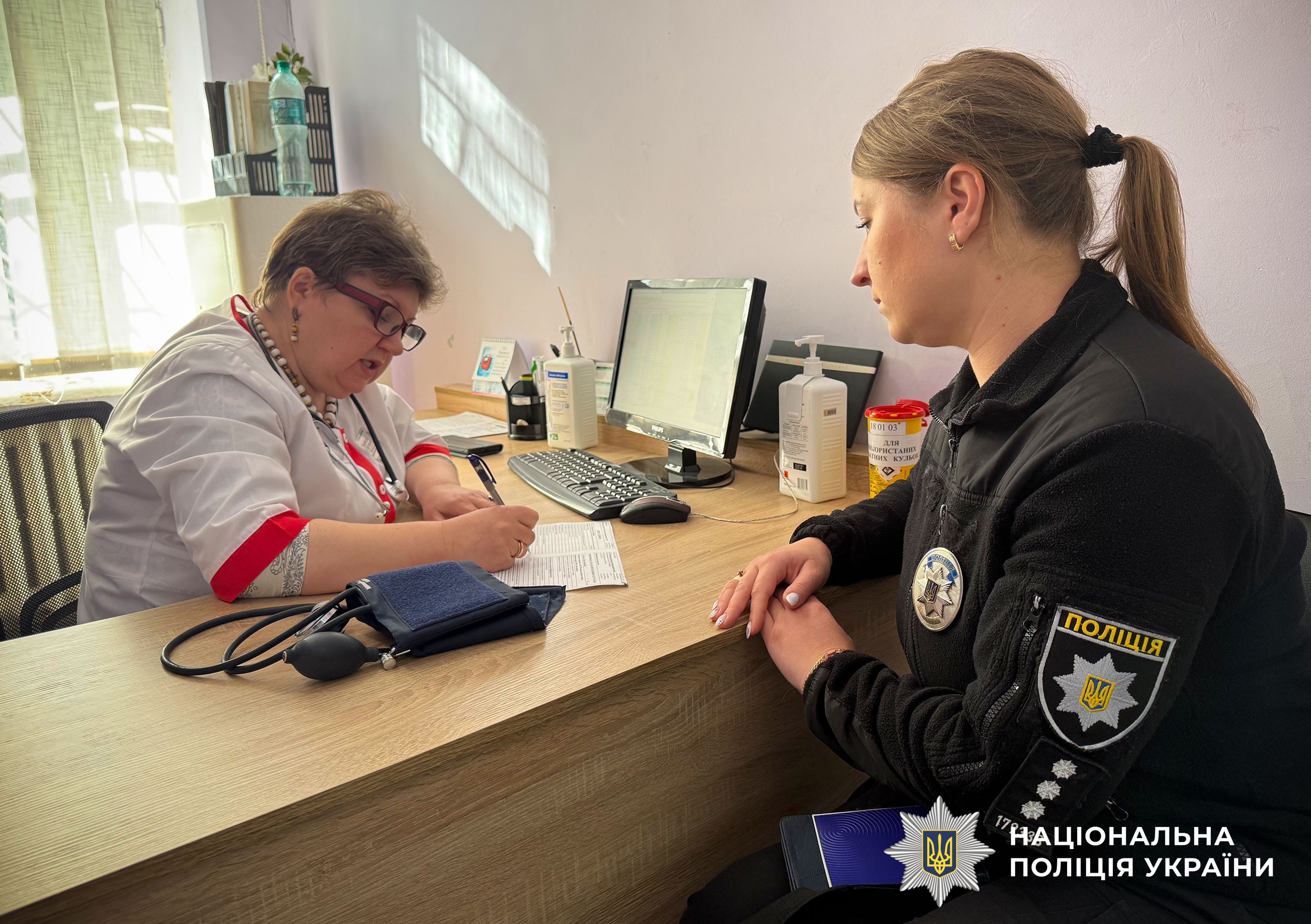 Поліцейські здпють кров для порятунку життів