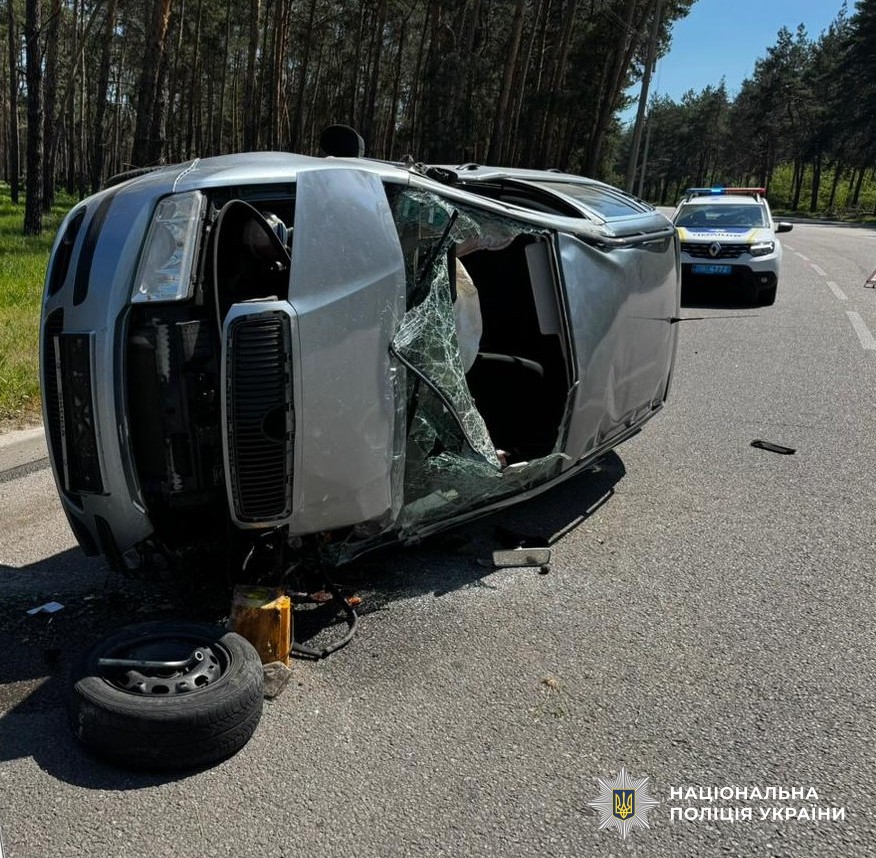 Пошкоджений автомобіль на місці ДТП