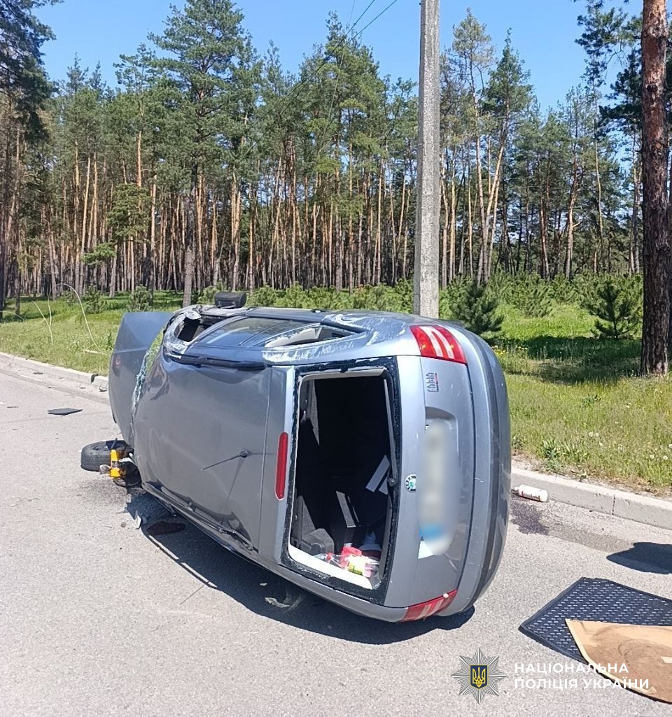 Пошкоджений автомобіль на місці ДТП