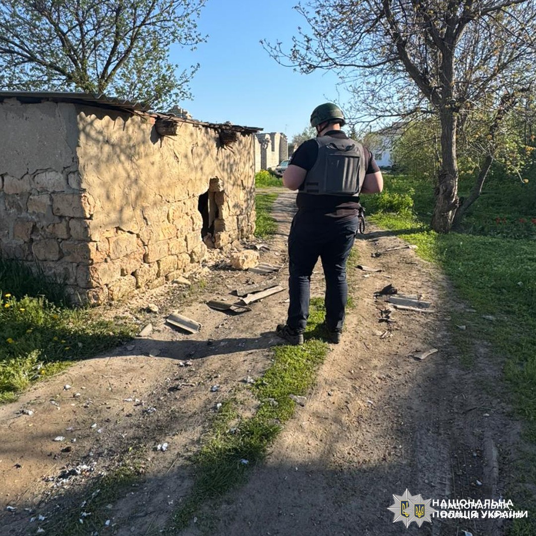 На Харківщині поліцейські задокументували наслідки воєнних злочинів, через які постраждала людина