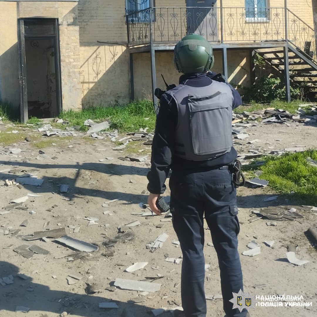 На Харківщині поліцейські задокументували наслідки воєнних злочинів, через які постраждала людина