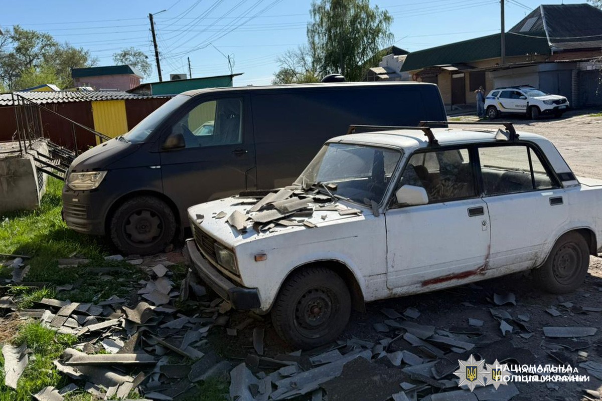 На Харківщині поліцейські задокументували наслідки воєнних злочинів, через які постраждала людина