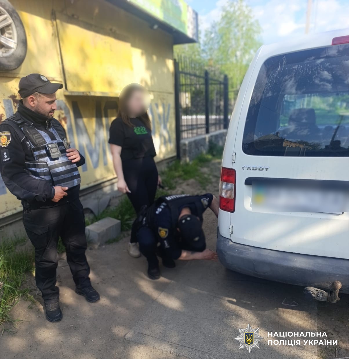 поліцейські надають допомогу водійці