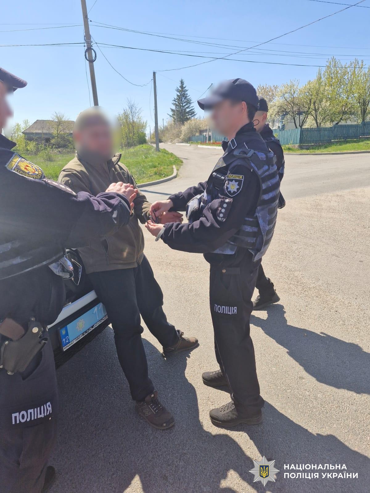 Поліцейські затримують правопорушника