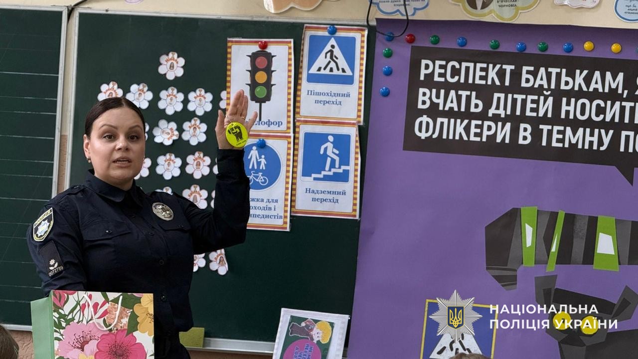 Співробітниця ювенальної превенції Тетяна Гарапко проводить заняття щодо правил безпечної поведінки під час літніх канікул