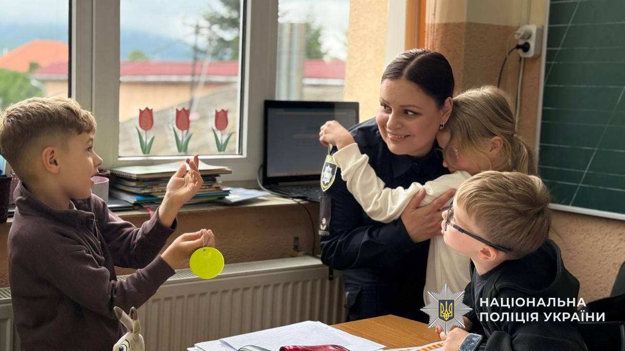 Співробітниця ювенальної превенції Тетяна Гарапко проводить заняття щодо правил безпечної поведінки під час літніх канікул