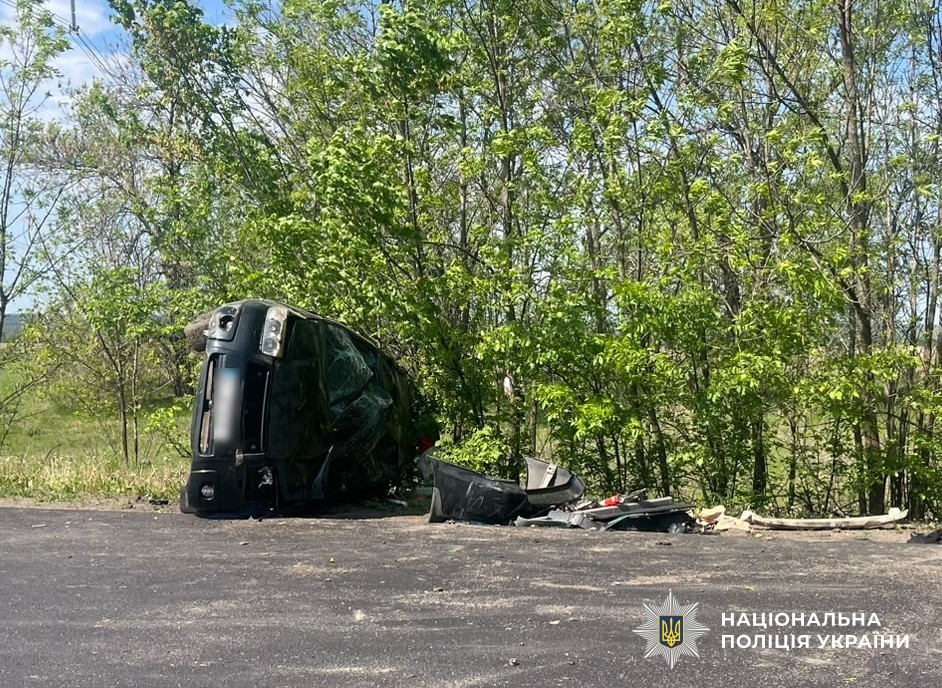 Пошкоджений автомобіль на місці ДТП
