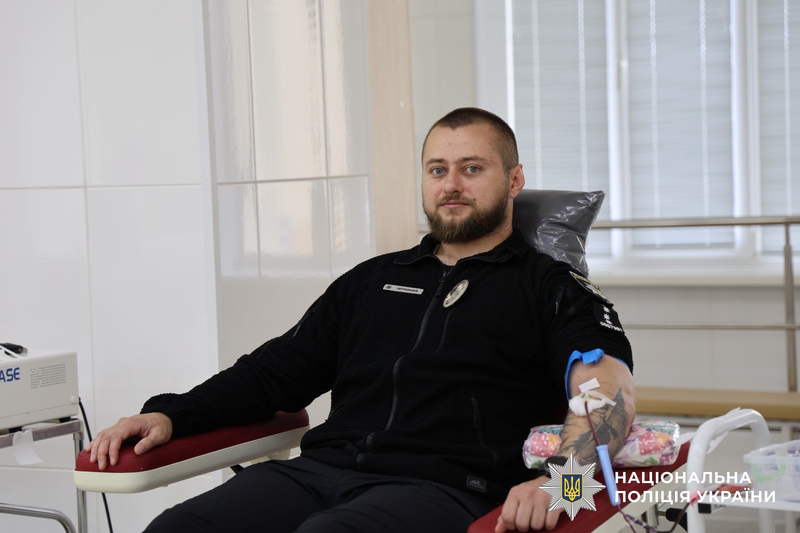 Поліцейський здає кров