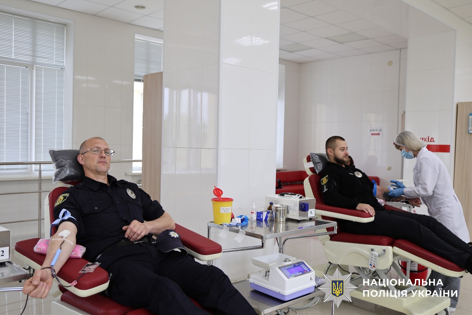Поліцейські здають кров