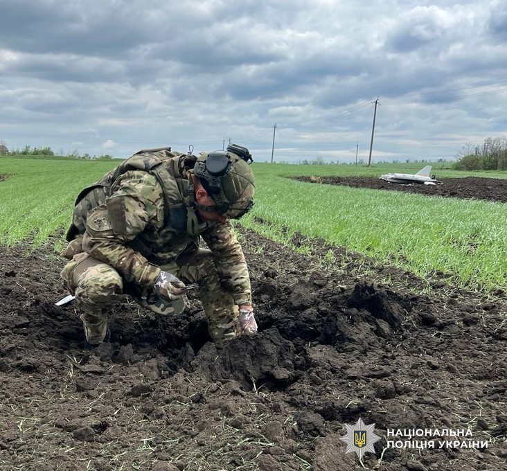 Вибухотехнік працює