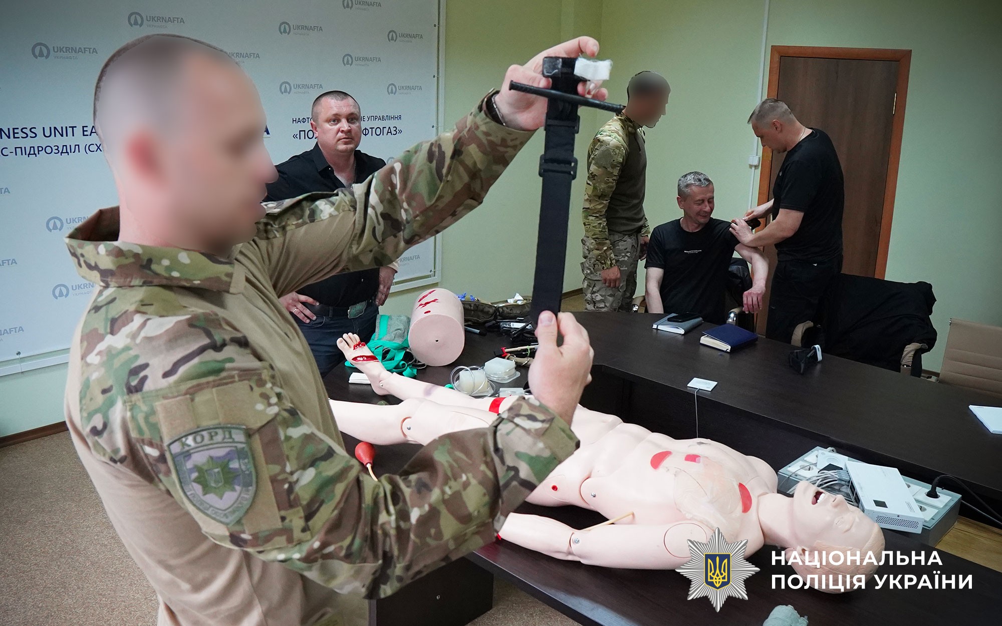 Бійці спецпідрозділу «КОРД» поліції Полтавщини провели тренінг із домедичної допомоги для фахівців служби безпеки «Укрнафти»