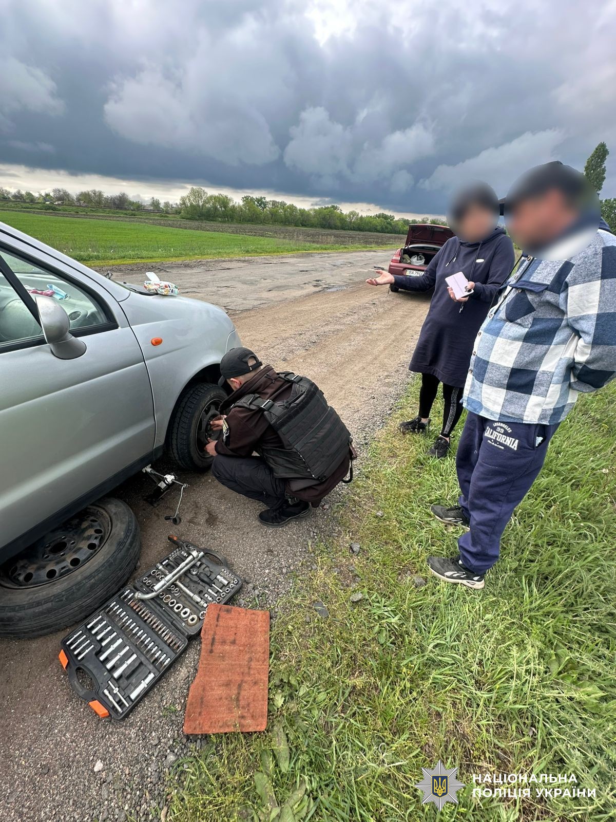 поліцейський допомагає у ремонті авто