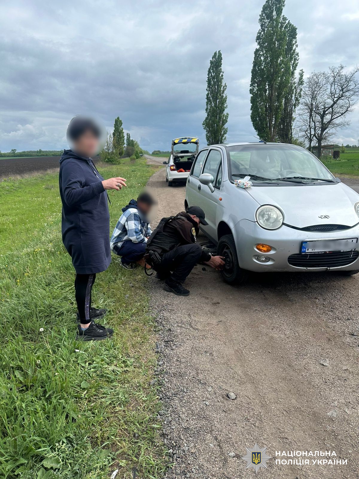 Поліцейський допомагає у ремонті авто