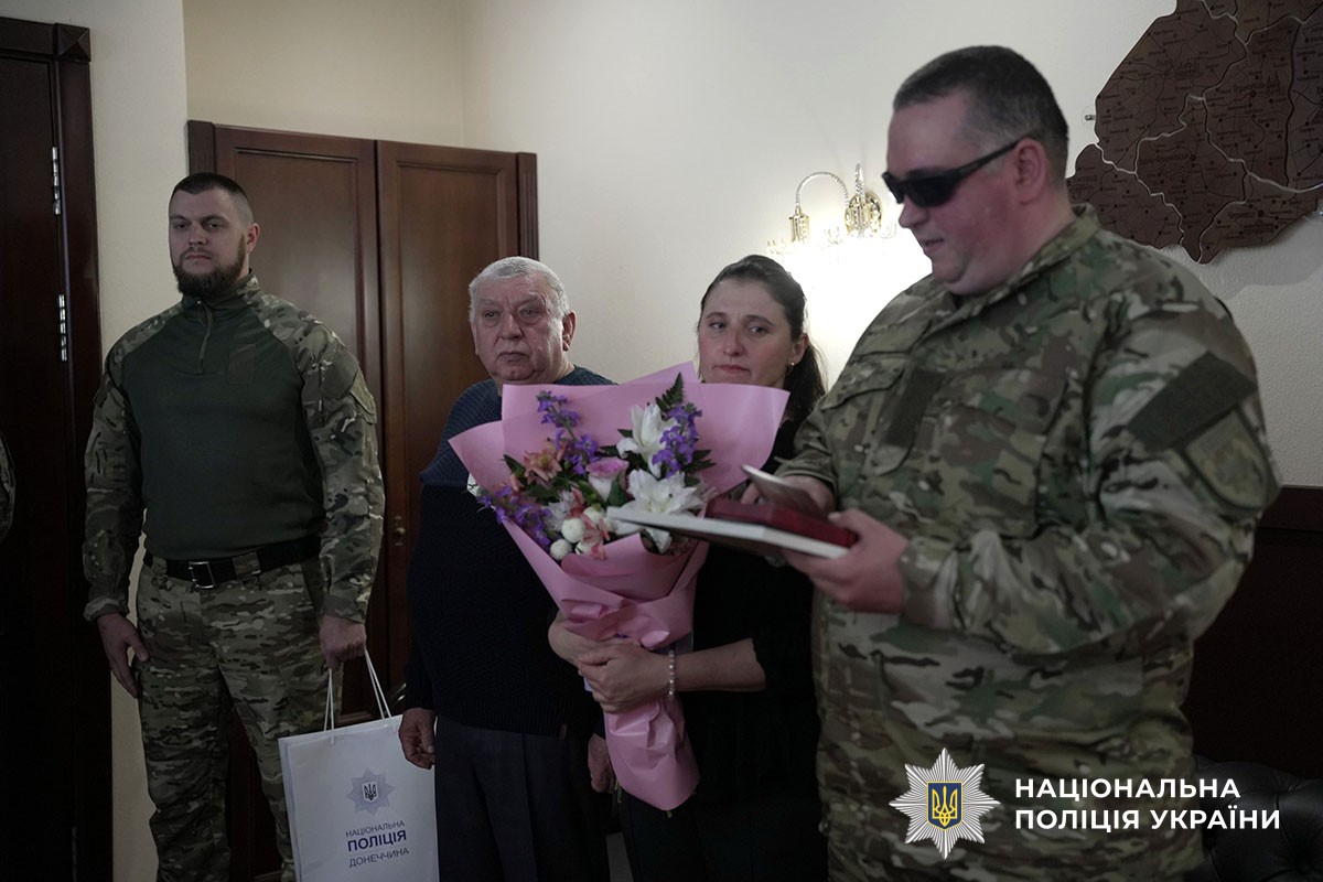 Нагородження поліцейського Донеччини Олександра Шестаки
