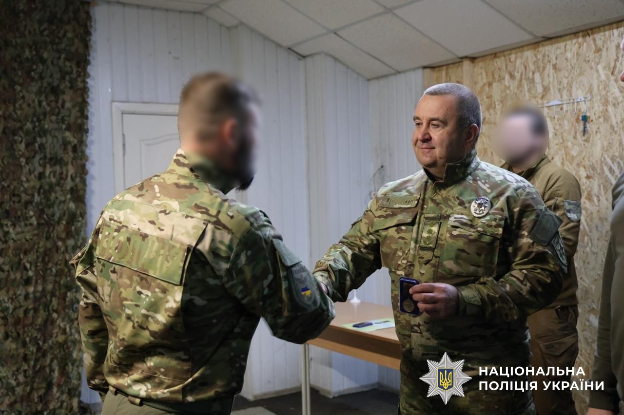 керівник поліції вручає нагороду