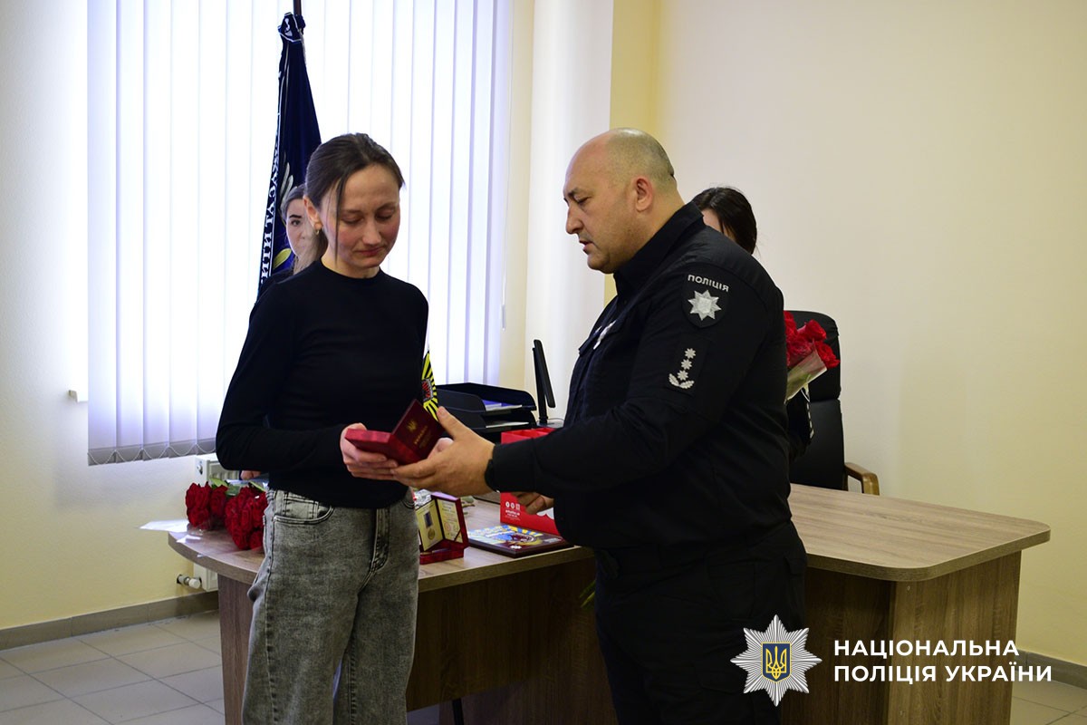 Родинам полеглих поліцейських Донеччини вручили державні нагороди