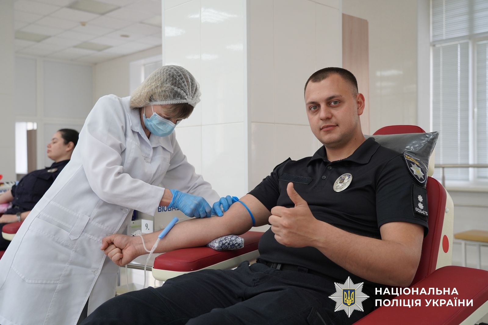 Поліцейський здає плазму крові
