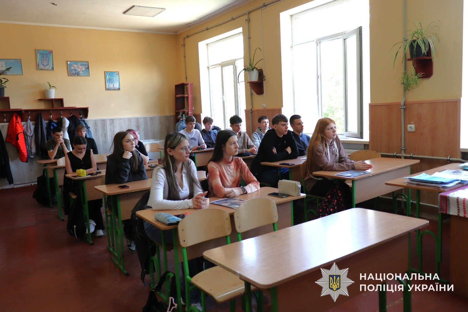 Співробітники Управління міграційної поліції ГУНП в Закарпатській області у взаємодії з інспекторами служби освітньої безпеки провели урок щодо протидії торгівлі людьми для ужгородських ліцеїстів