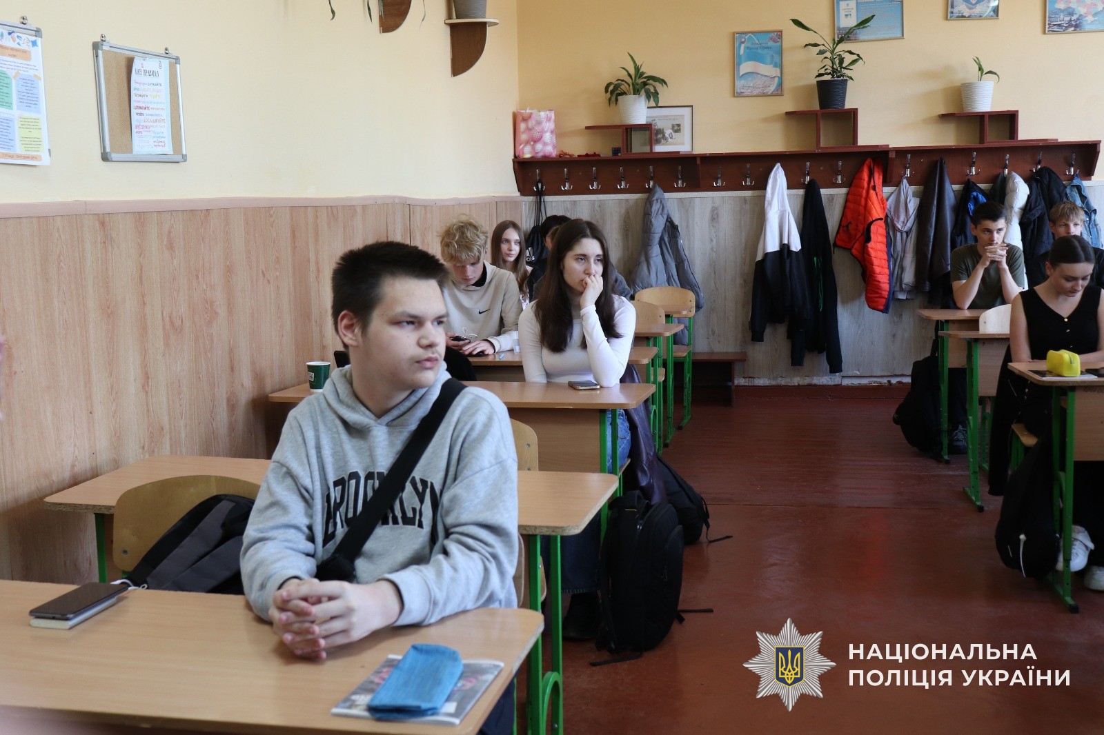 Співробітники Управління міграційної поліції ГУНП в Закарпатській області у взаємодії з інспекторами служби освітньої безпеки провели урок щодо протидії торгівлі людьми для ужгородських ліцеїстів
