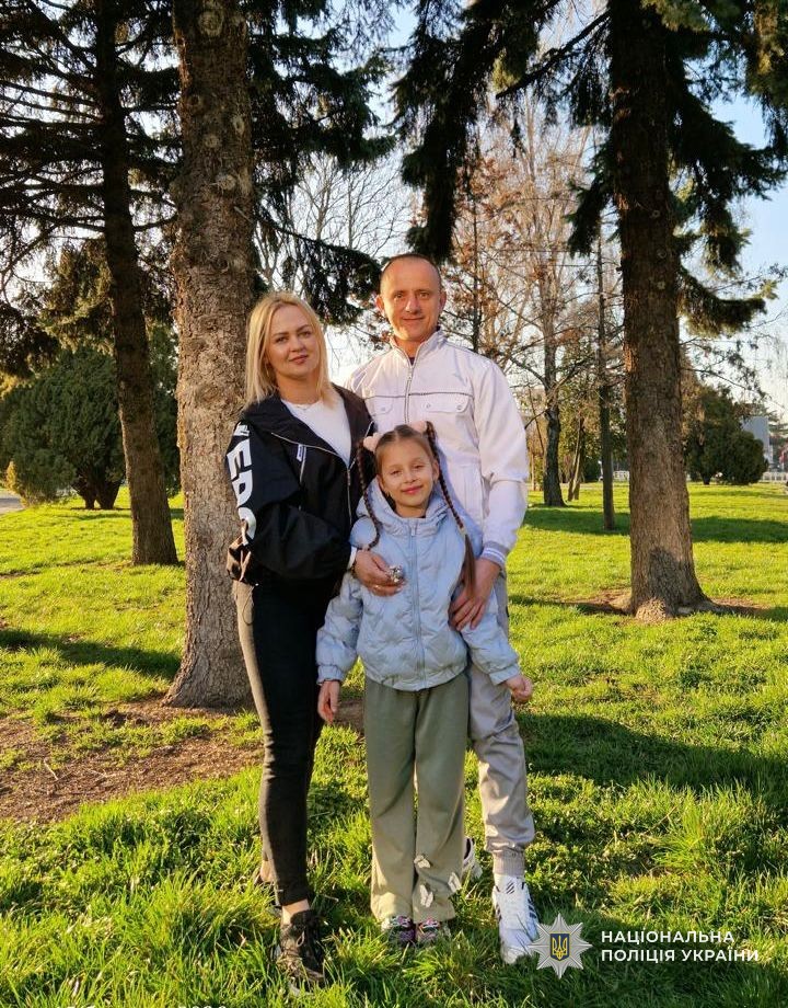 Микола Гряділь зі своєю дружиною та донечкою
