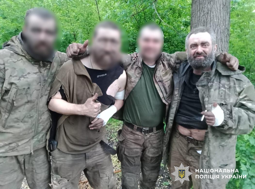 Поліцейський стрілецького батальйону разом з побратимами
