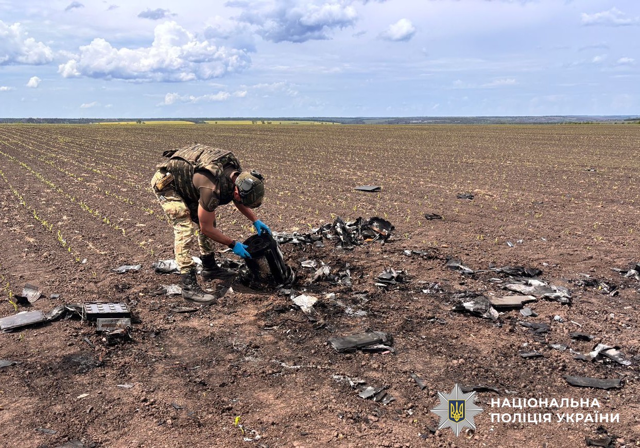 Вибухотехнік працює з небезпечним об'єктом