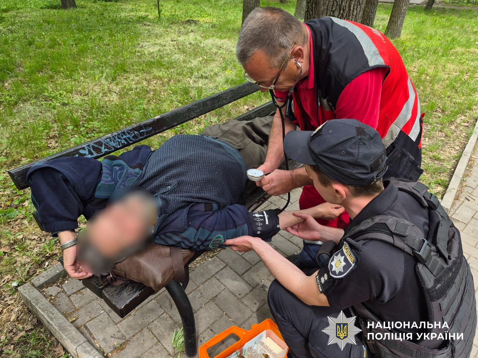 Поліцейський та медик допомагають чоловікові