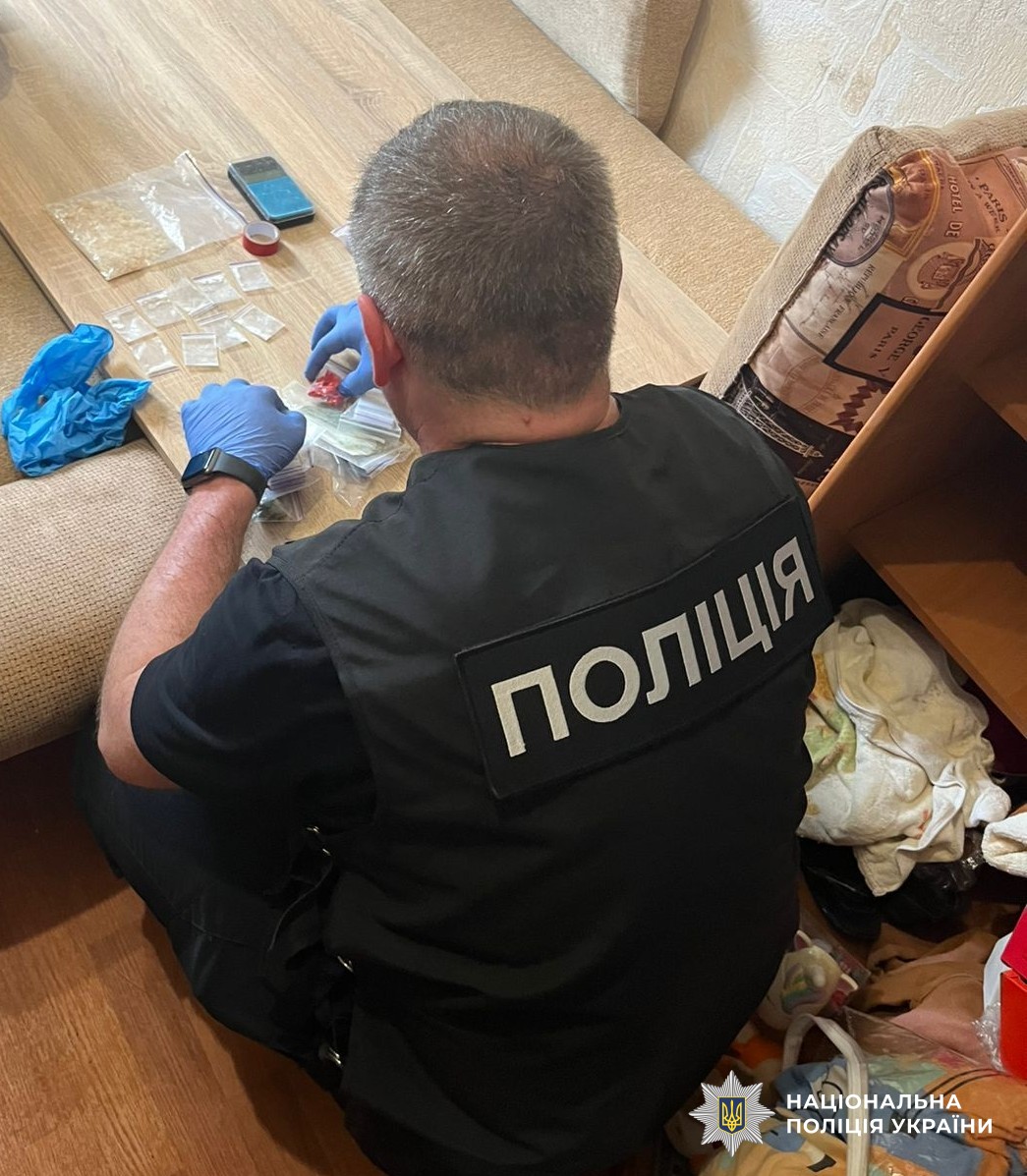 Поліцейський вилучає наркотичні засоби