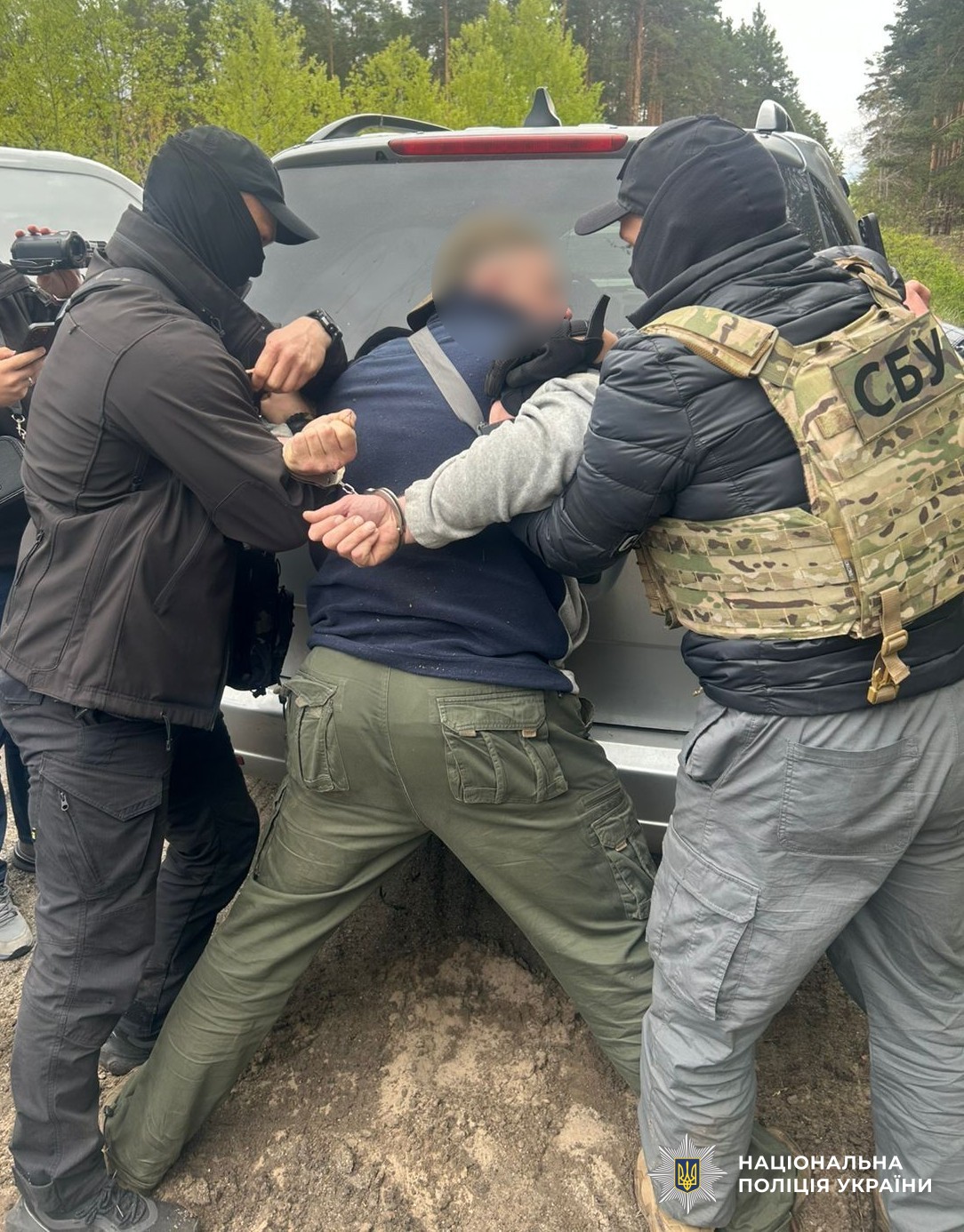 Поліцейські та працівники СБУ затримують правопорушника