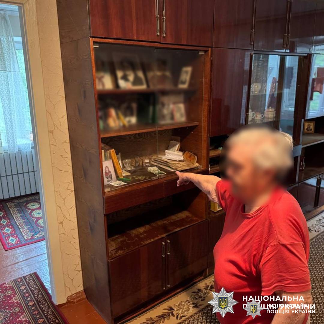 На Харківщині поліцейські затримали двох зловмисниць, які ошукали та обікрали пенсіонерку