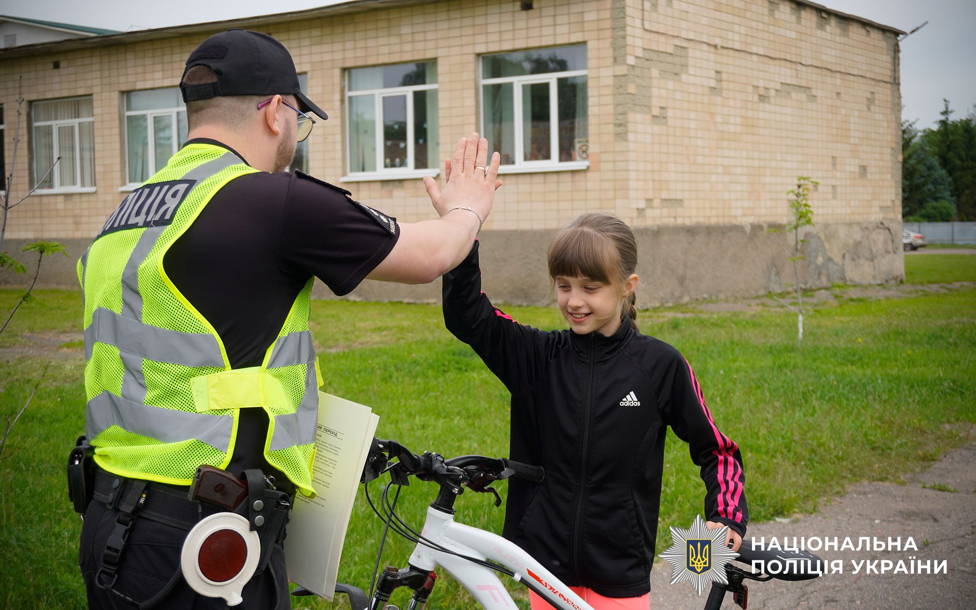 Безпека на вулицях та дорогах: на Полтавщині поліцейський нагадав дітям правила мінної безпеки та дорожнього руху