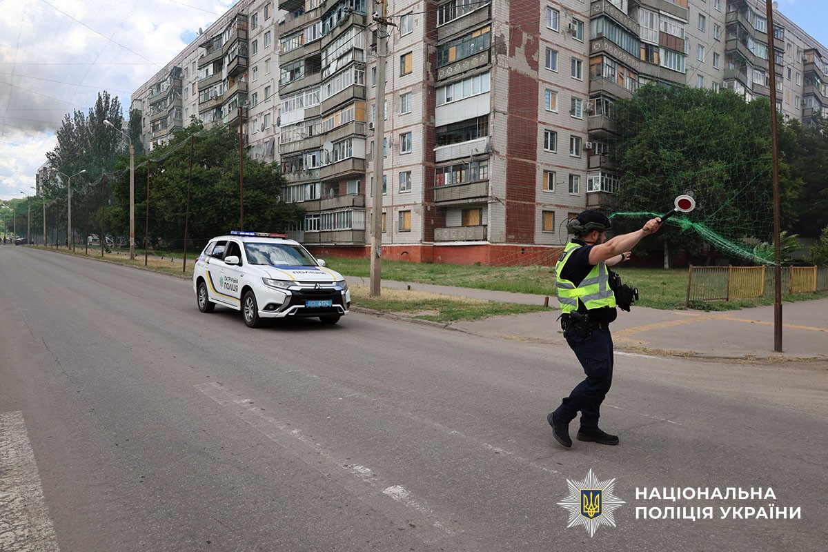 Поліцейські допомагають