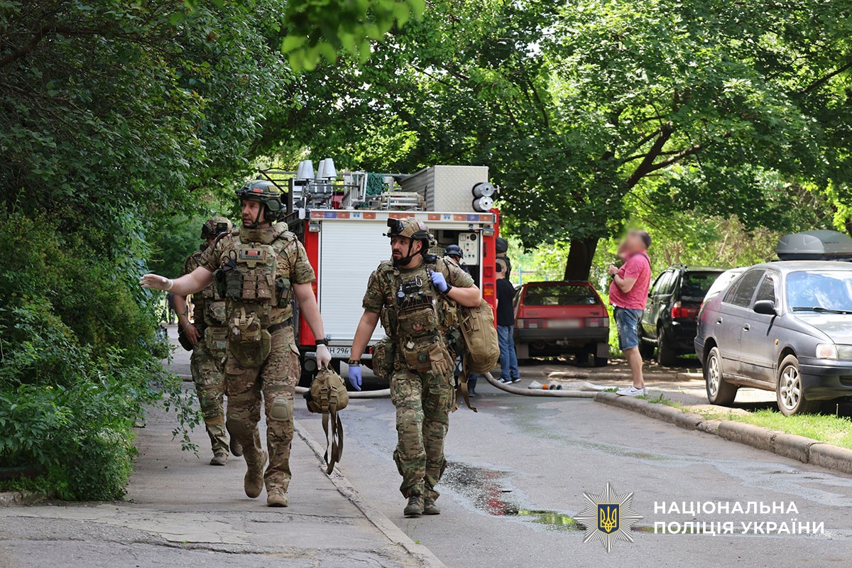 Поліцейські допомагають