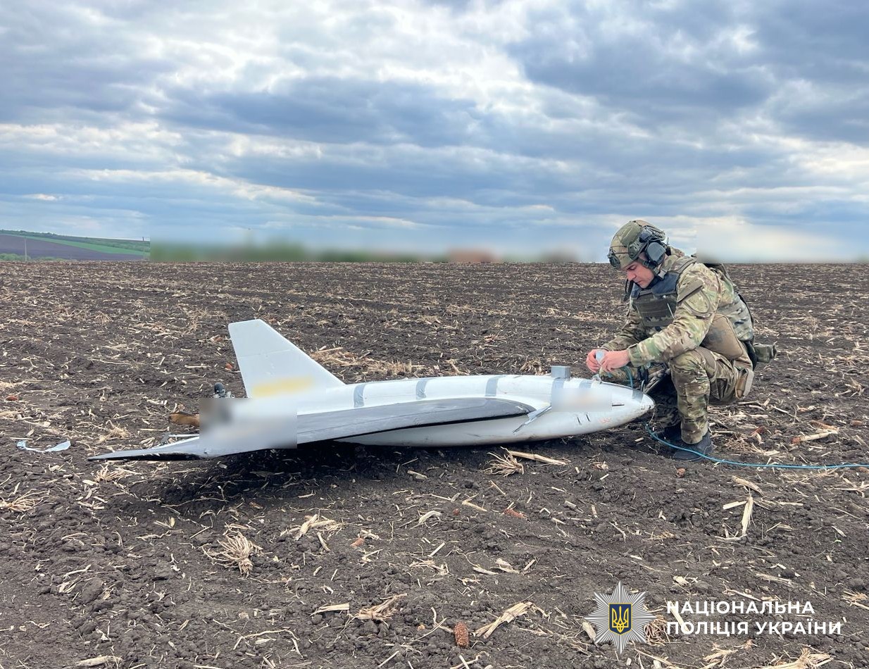 Вибухотехнік працює