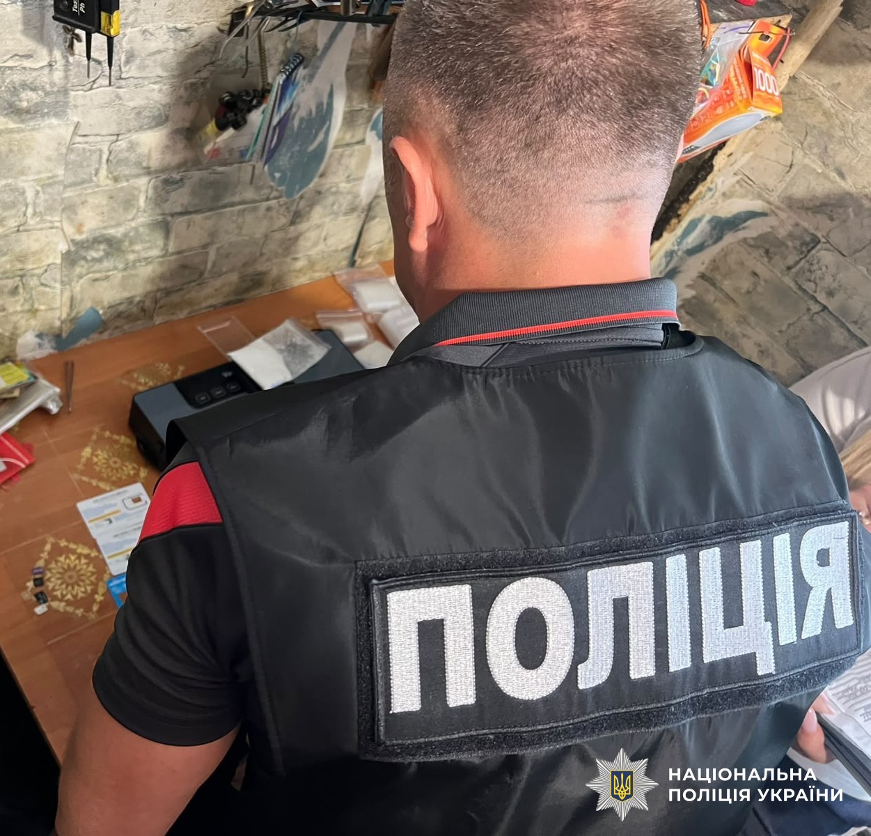 Поліцейський вилучає наркотичні засоби