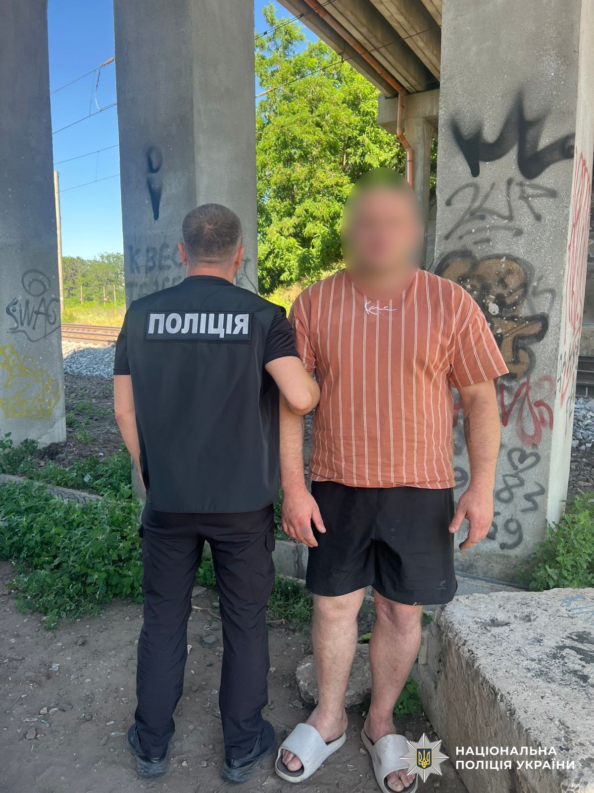 Поліцейський затримує правопорушника
