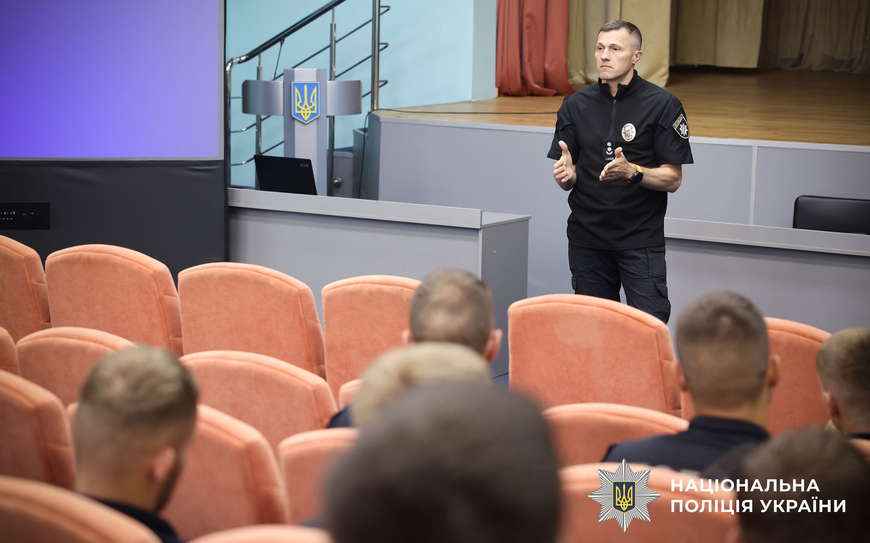 Перед курсантами виступає Андрій Черніков