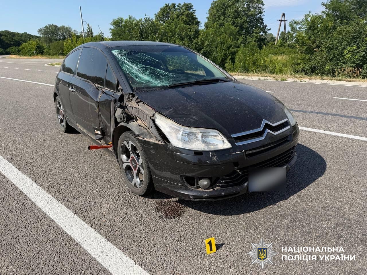 Пошкоджений автомобіль на місці ДТП