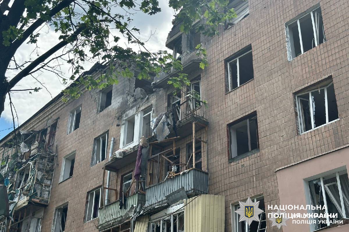 поліція працює на місцях ворожих обстрілів Харкова